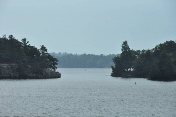 Passagem estreita entre ilhas das região de 1000 Islands, na fronteira de Canadá e Estados Unidos